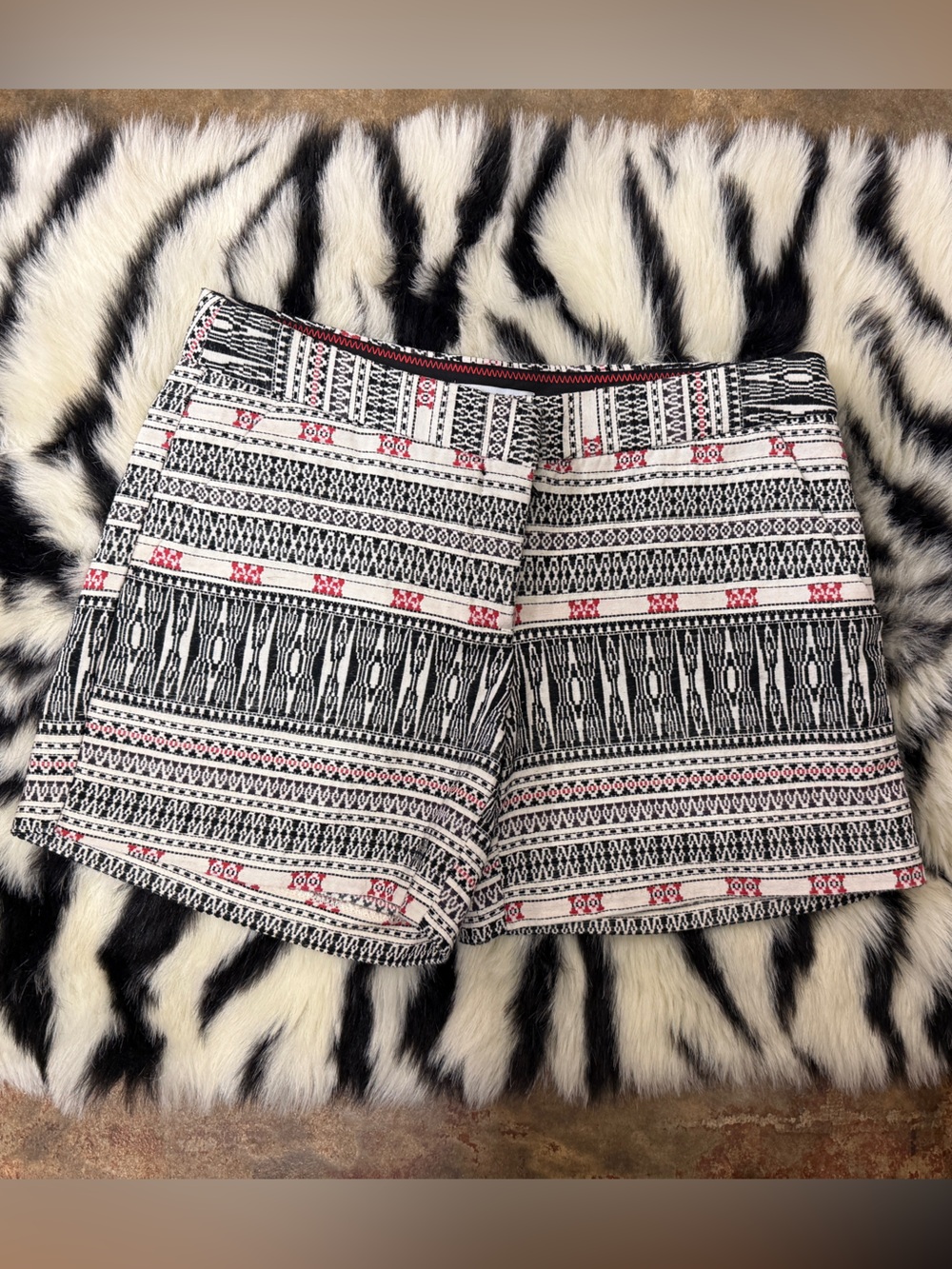 Dalia Black & White Patterned Shorts sz 2 EUC
